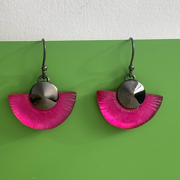 ALEXIS BITTAR • Vintage Neon Pink Lucite Hand Carved Fan Earrings - Picture 3 of 12
